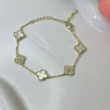 Load image into Gallery viewer, SERAPHINA CLOVER BRACELET