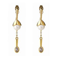 Load image into Gallery viewer, SELENA PEARL EARRING - Katie Rae Collection