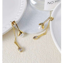 Load image into Gallery viewer, SELENA PEARL EARRING - Katie Rae Collection