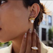 Load image into Gallery viewer, HONEY PEARL EARRINGS
